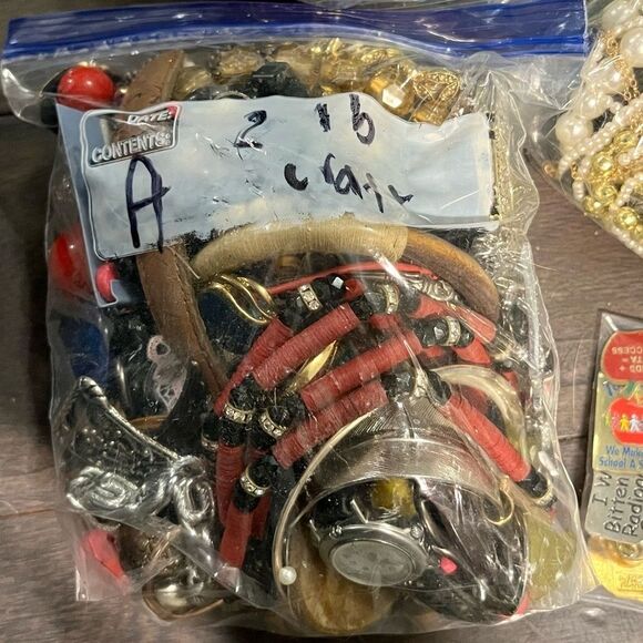 3 LB “BOTTOM OF BOX” MYSTERY JEWELRY LOT~ Hidden treasures from Jewelry Haul - Picture 6 of 11